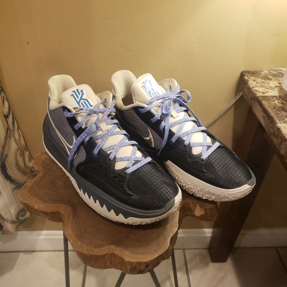 Kyrie Low 4 Sneakers